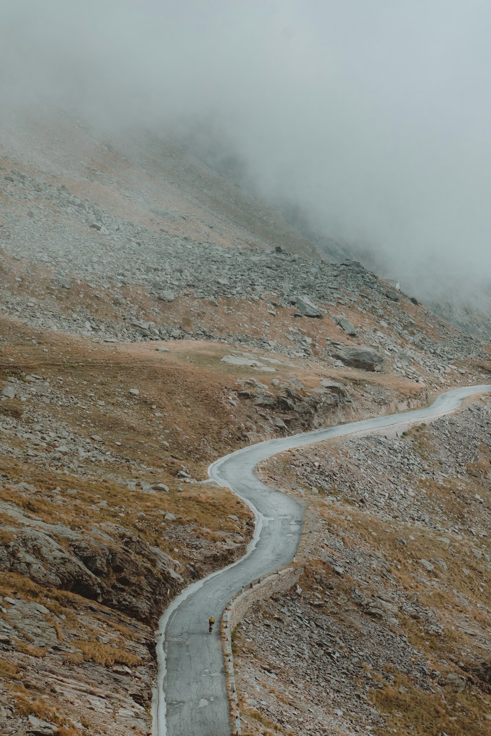 Un camino sinuoso en medio de una montaña