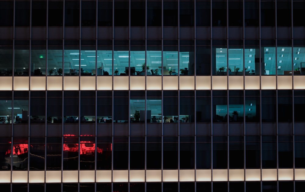 Un edificio muy alto con muchas ventanas por la noche