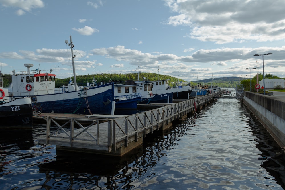 um par de barcos que estão sentados na água