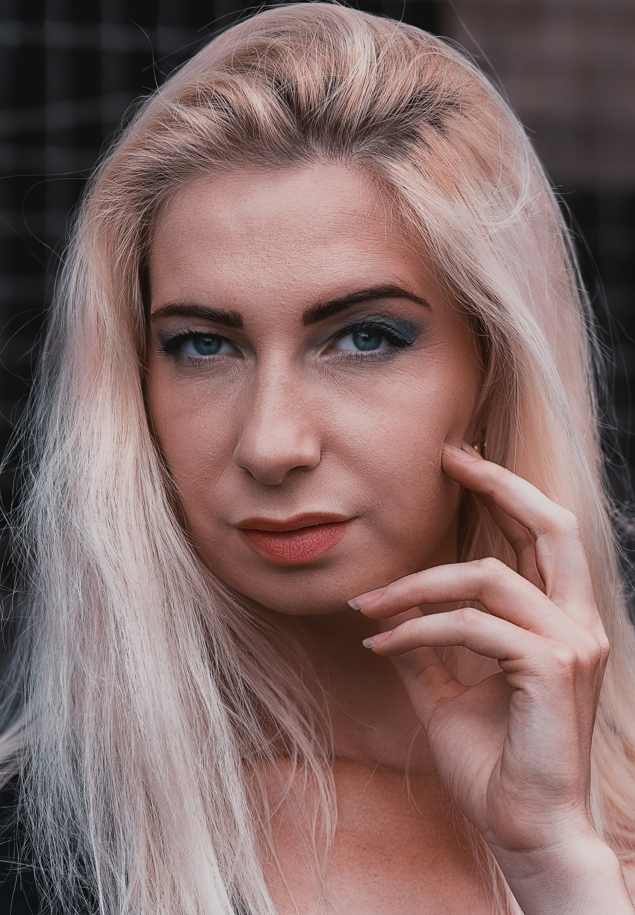 Eine Frau mit langen blonden Haaren und blauen Augen Foto – Kostenloses  Bild zum Thema Frau auf Unsplash, image size:3000x4319