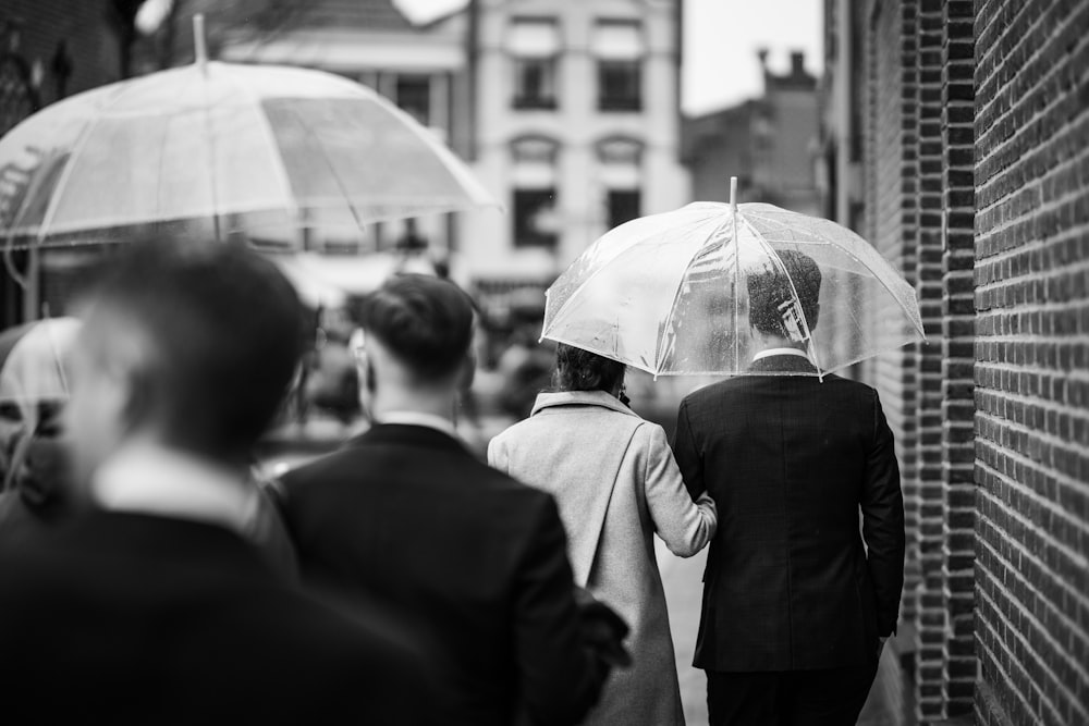 우산을 들고 거리를 걷고 있는 한 무리의 사람들