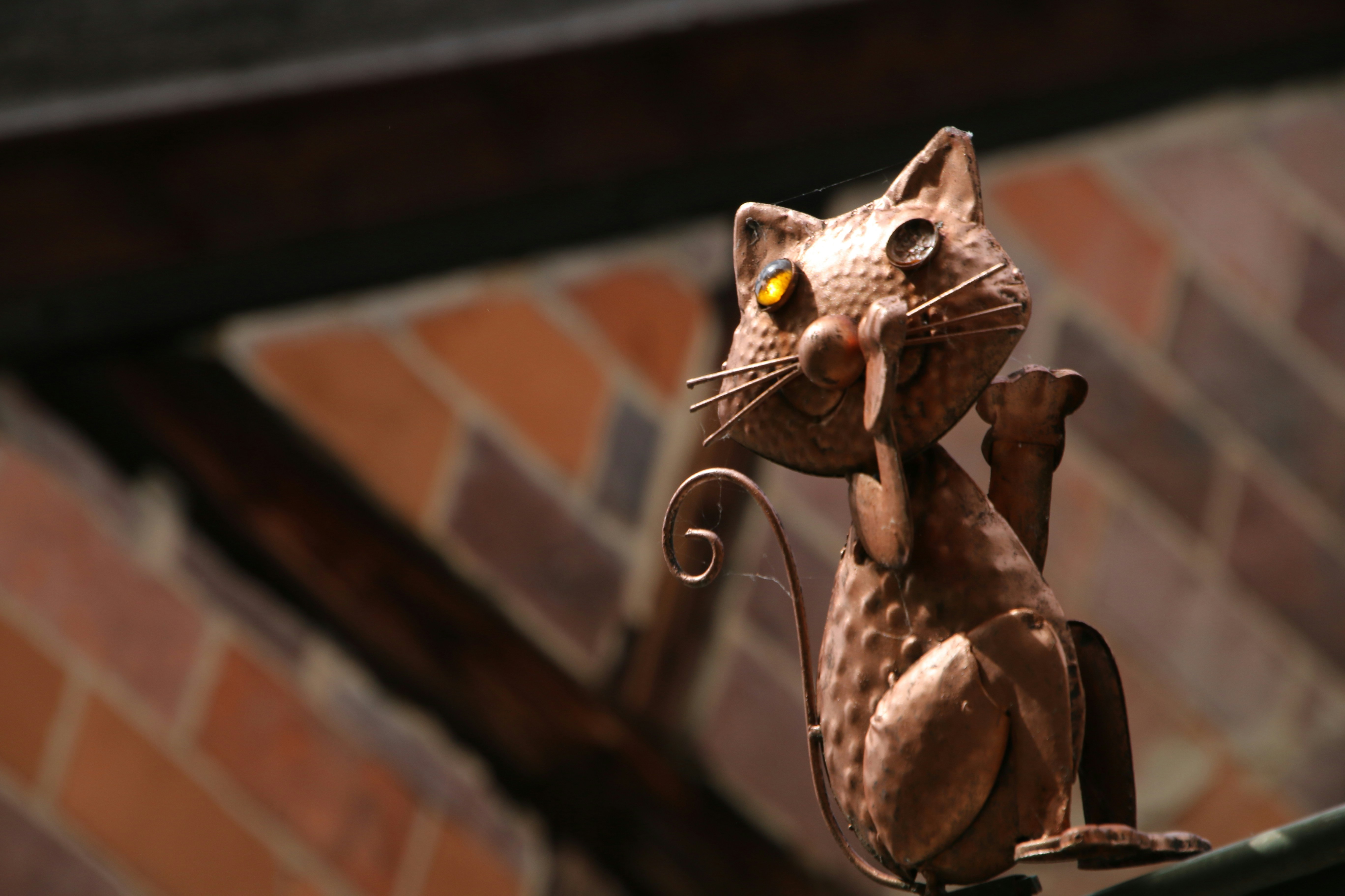 eine Statue einer Katze auf einem Gebäude