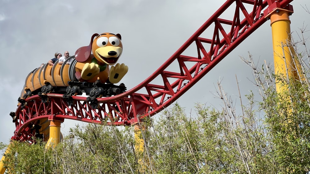 Un primer plano de una montaña rusa en un parque temático