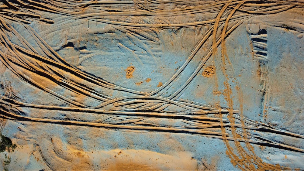 a close up of some sand with lines on it
