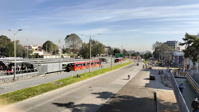 Viaducto elevado de hormigón en construcción sobre una avenida urbana