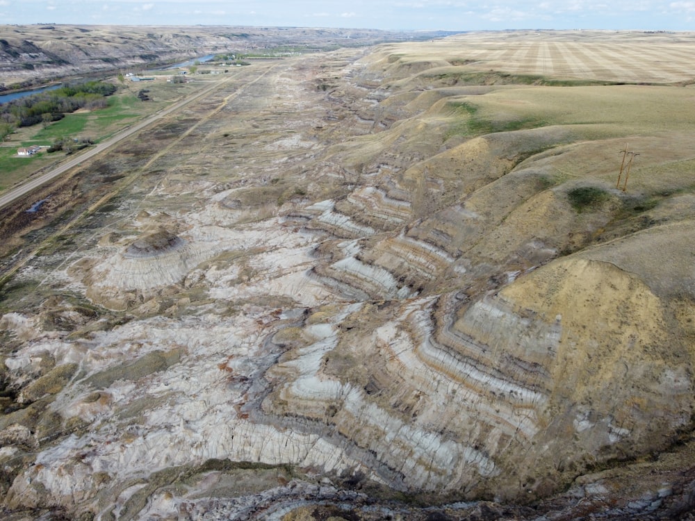 Una vista aérea de un gran campo abierto