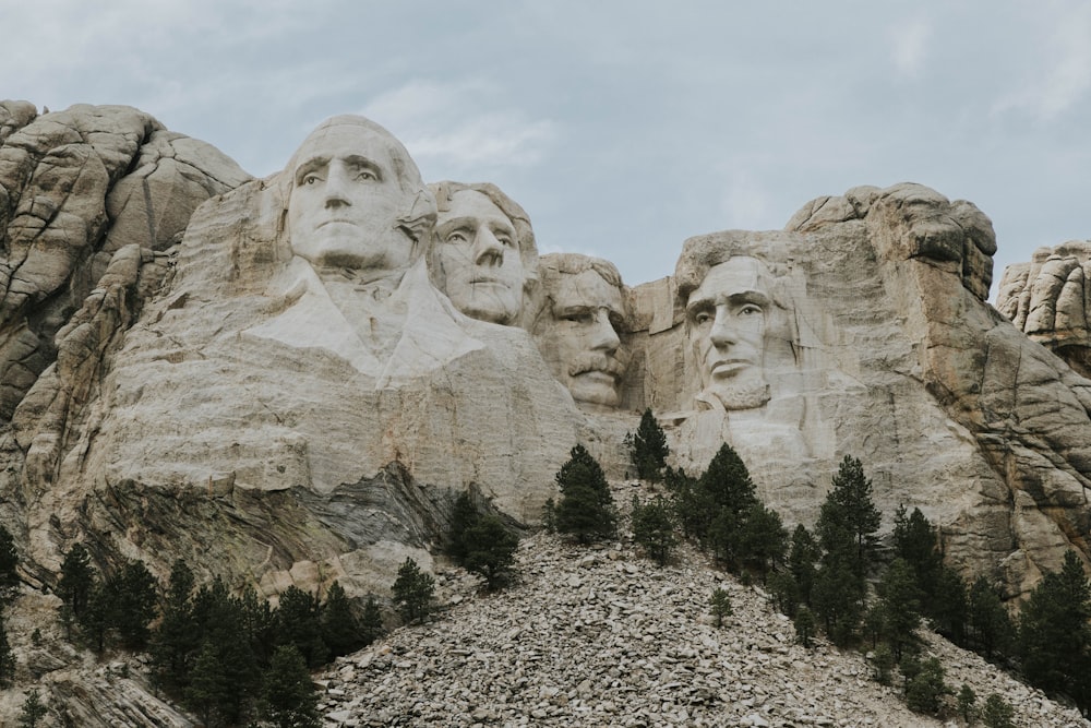 Un grupo de presidentes tallados en la ladera de una montaña