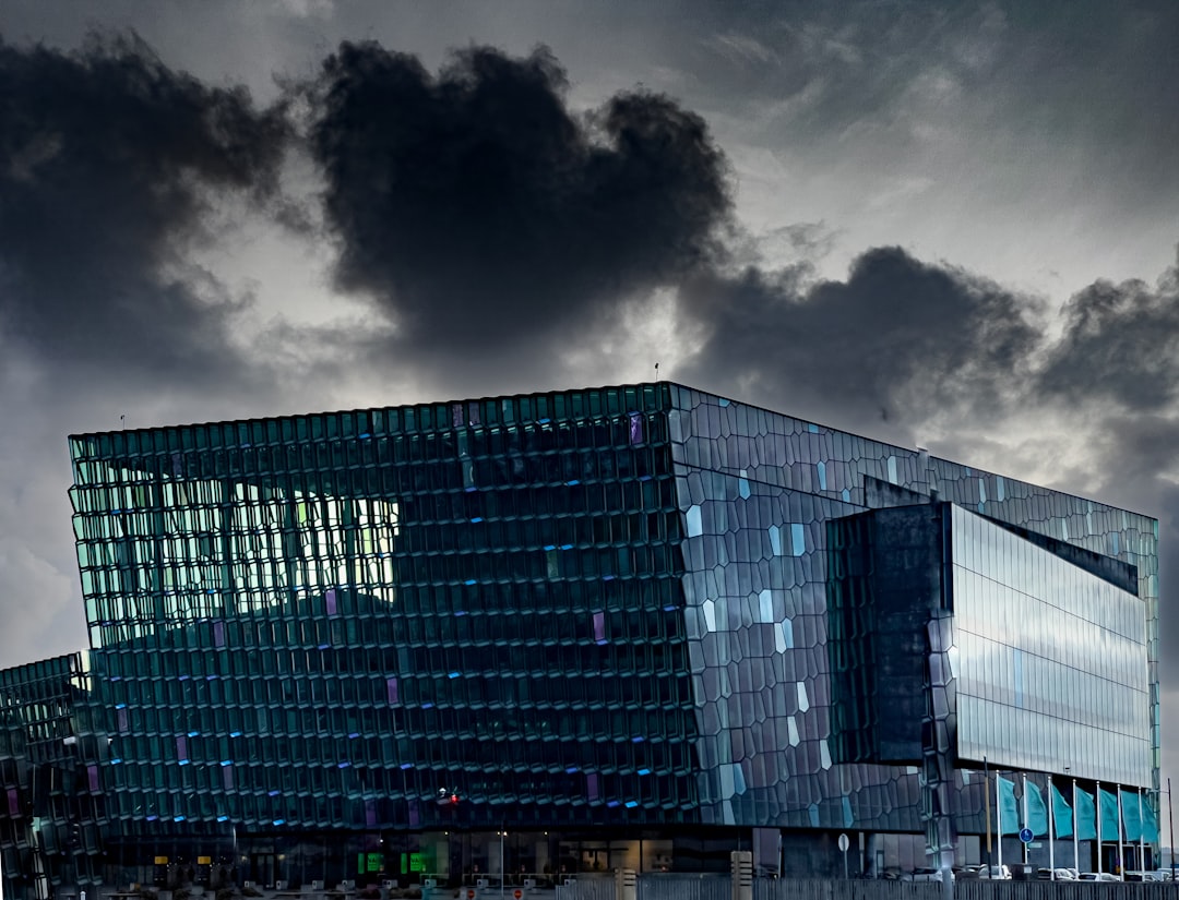 a very large building sitting under a cloudy sky,