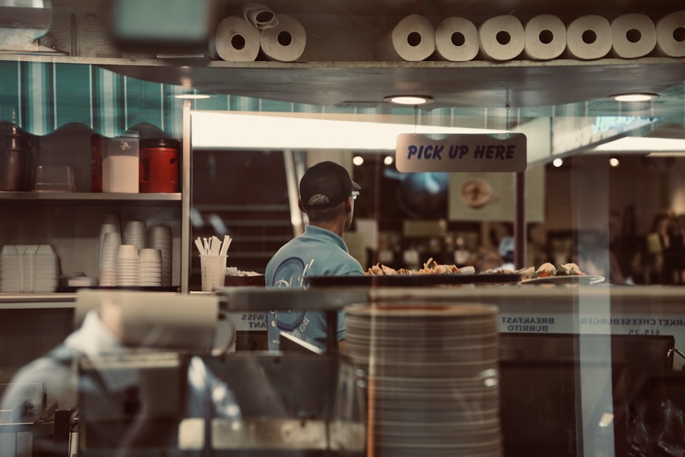 Un hombre parado en una cocina preparando comida