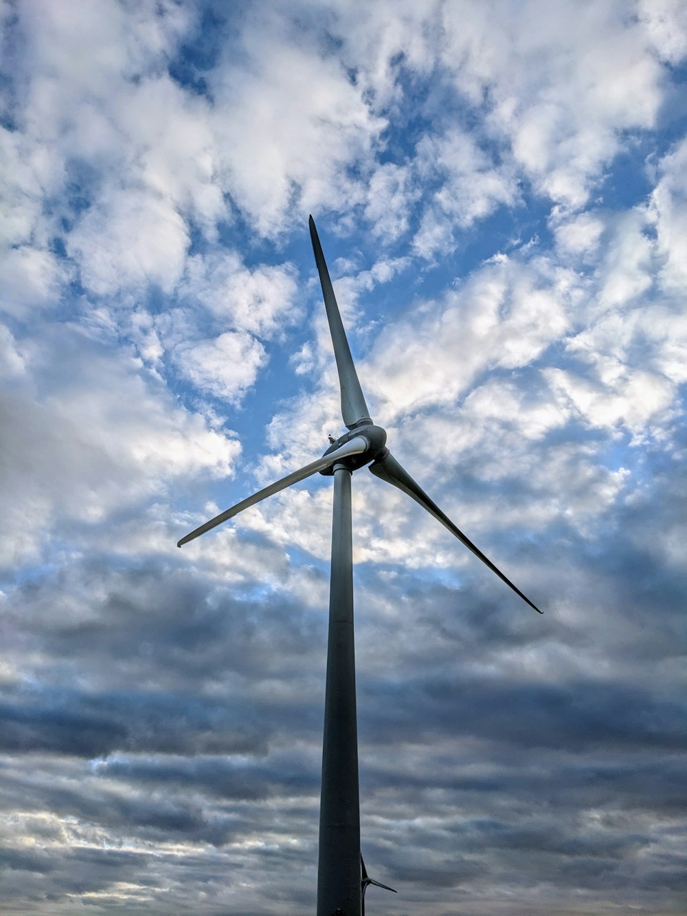 Una gran turbina eólica en un día nublado