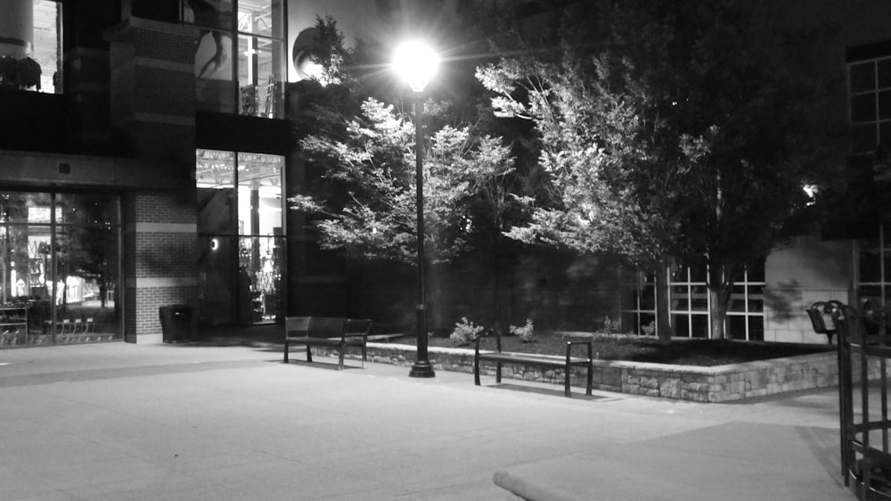 밤 거리의 흑백 사진