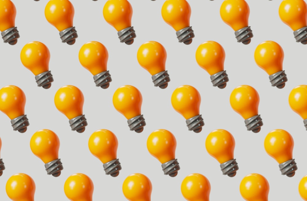 un gruppo di lampadine arancioni sedute una accanto all'altra