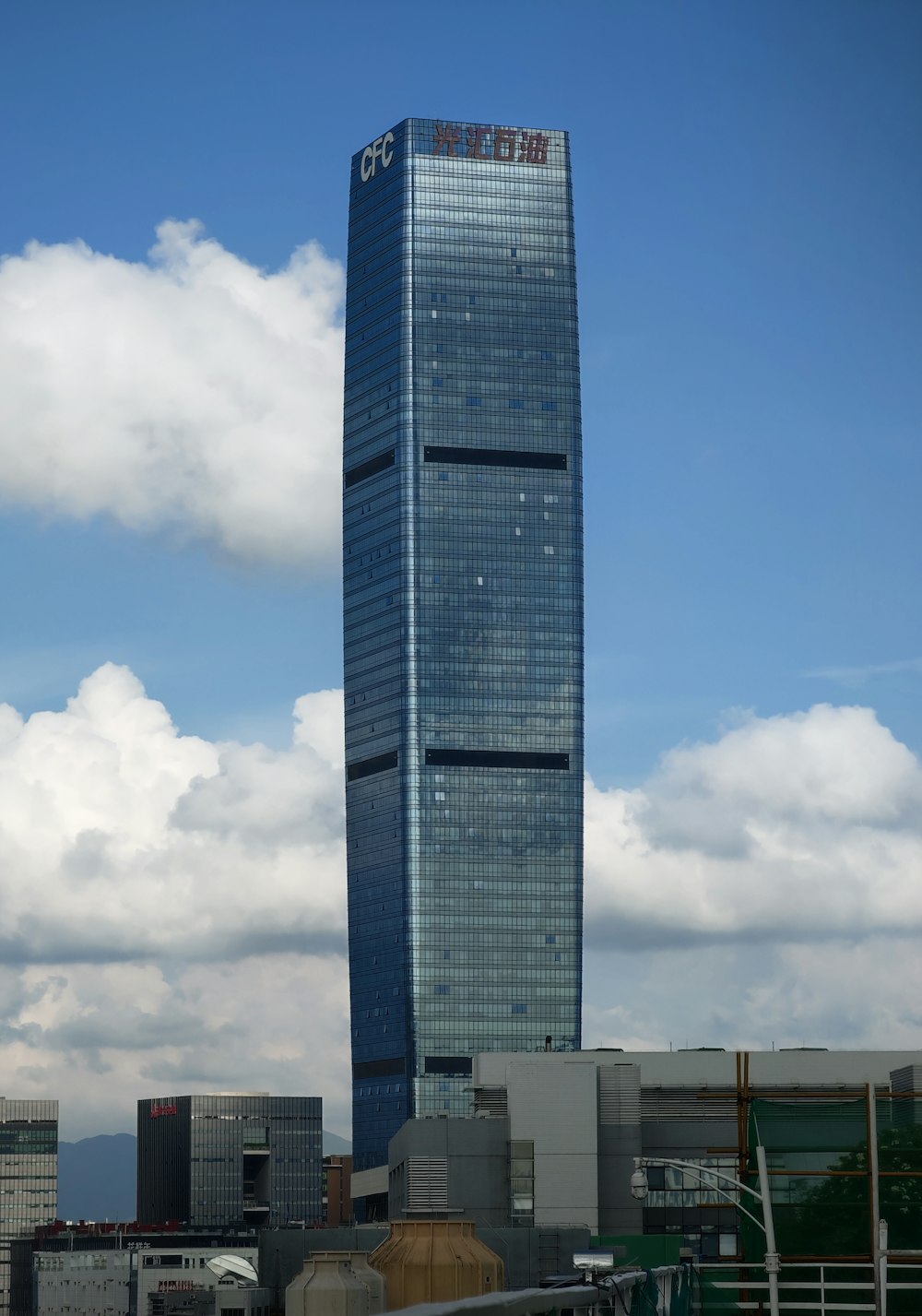 a very tall building sitting in the middle of a city