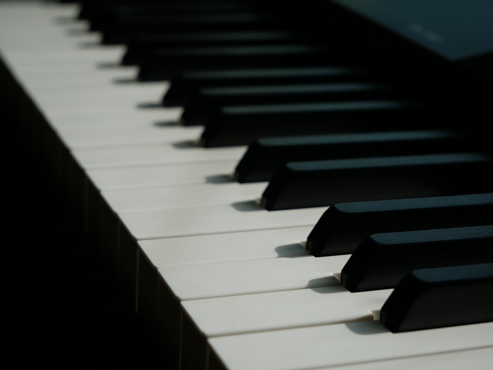 a close up of a piano keyboard in the dark