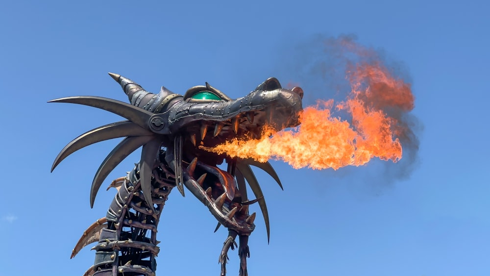 Una estatua de un dragón con llamas saliendo de su boca