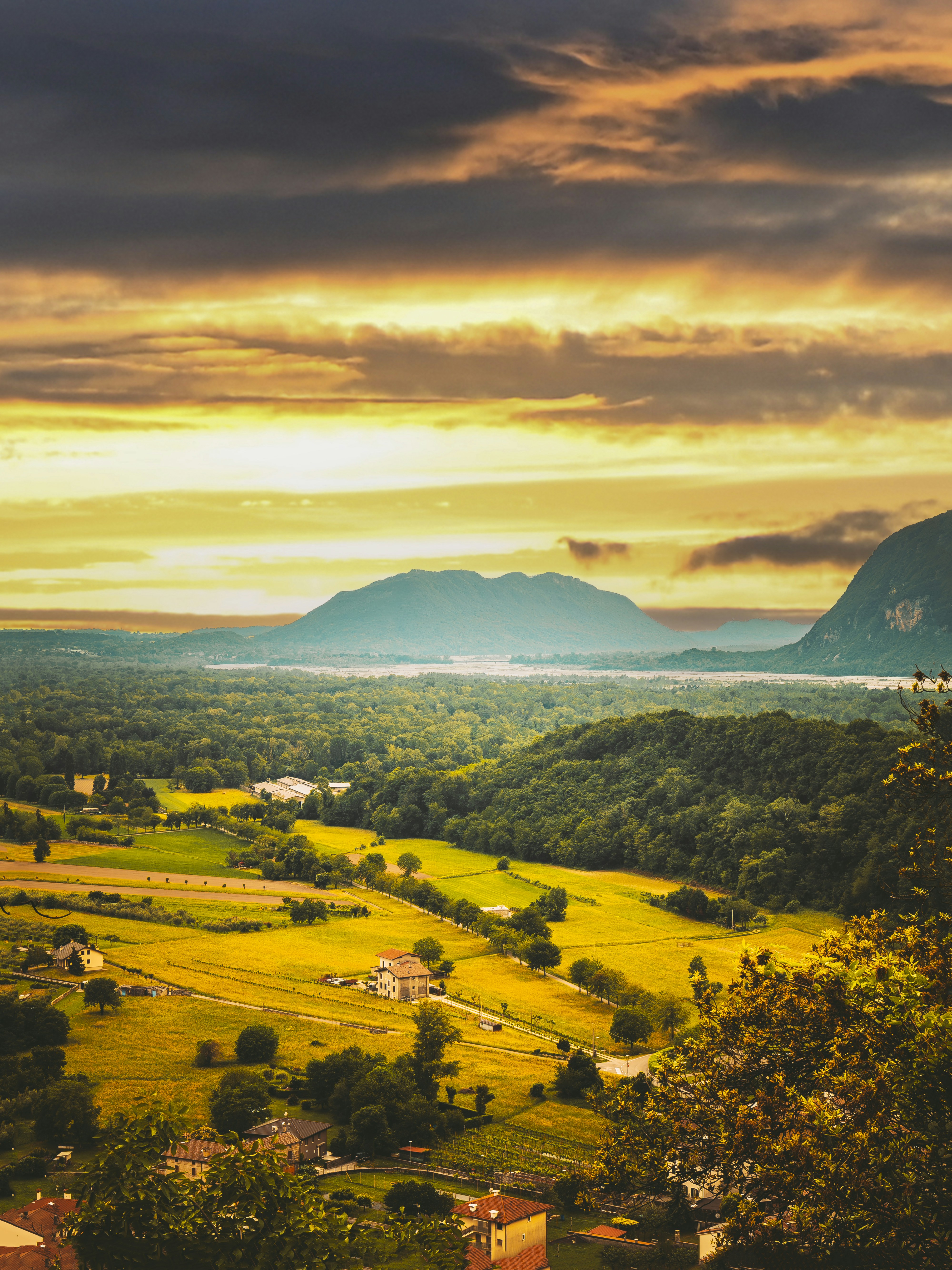 A scenic view of a valley with mountains in the background photo – Free ...