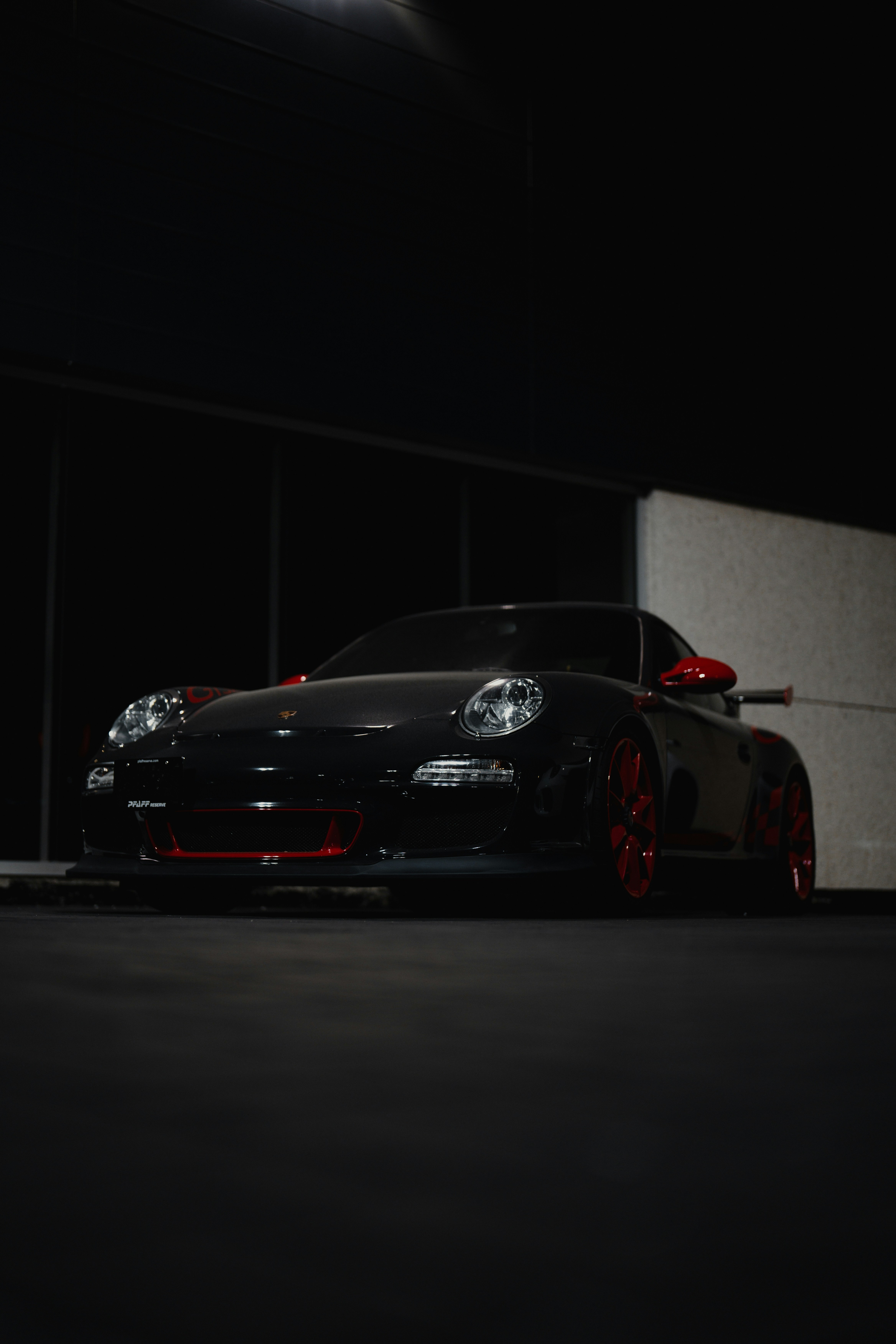 Um carro esportivo preto estacionado no escuro foto – Imagem grátis sobre  Porsche | na Unsplash, image size:3000x4500