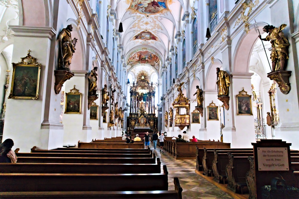 Una iglesia con bancos y pinturas en las paredes