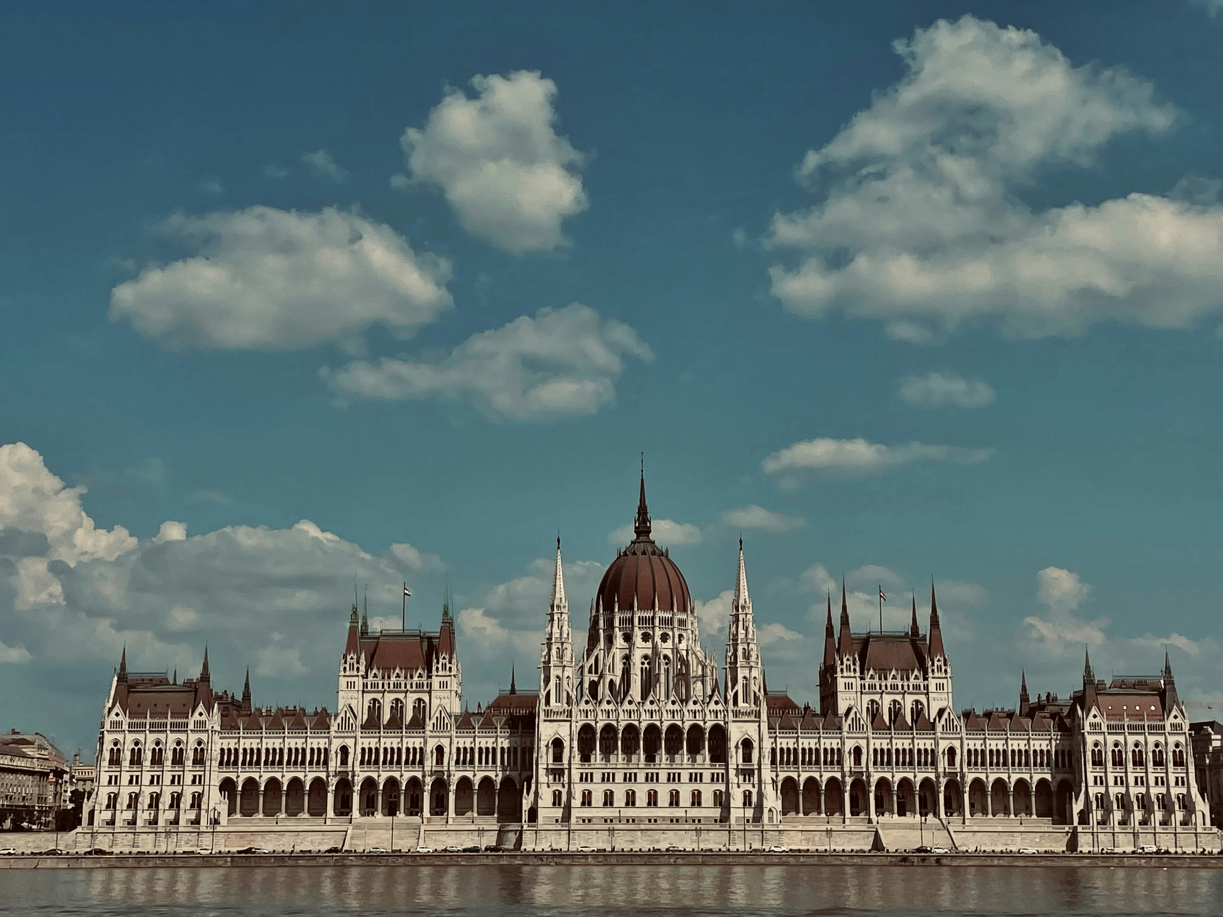 ein großes Gebäude mit einer Kuppel darauf