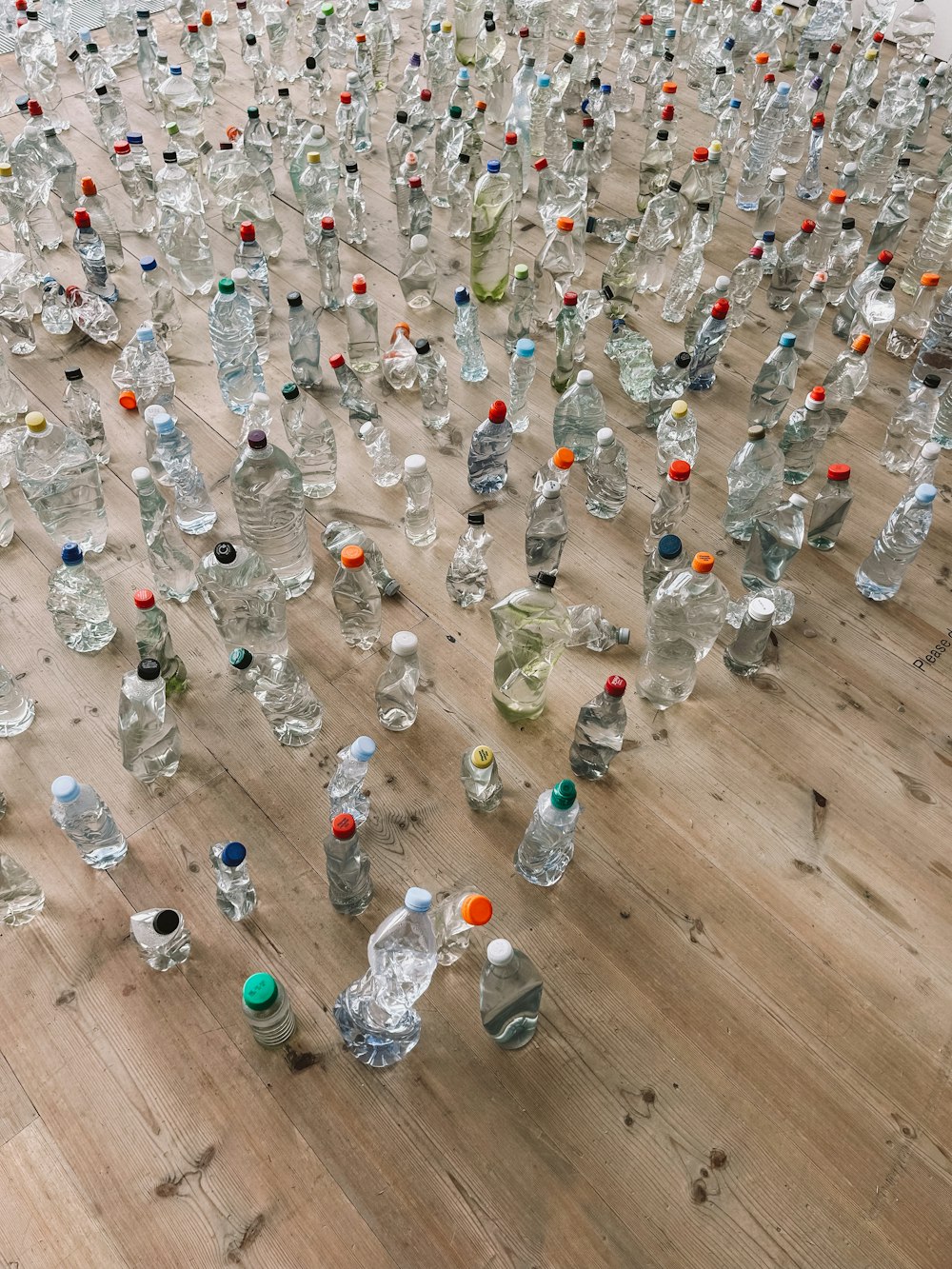 Ein Raum, der mit vielen leeren Plastikflaschen gefüllt ist
