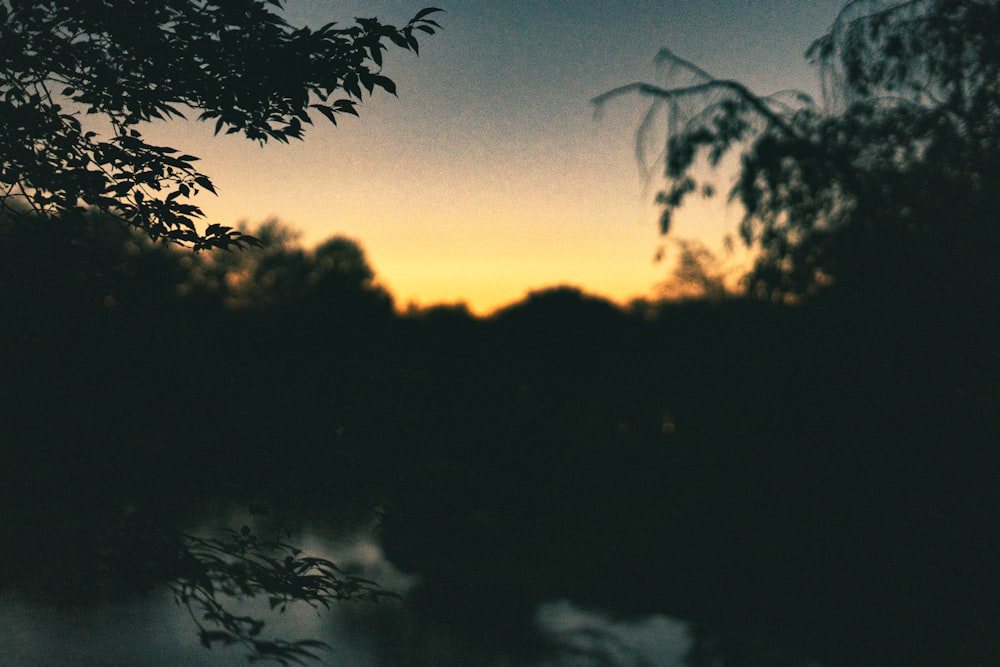 Le soleil se couche sur un plan d’eau