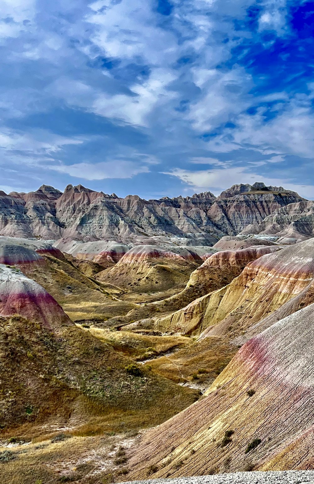 Una vista panoramica di una catena montuosa nel deserto