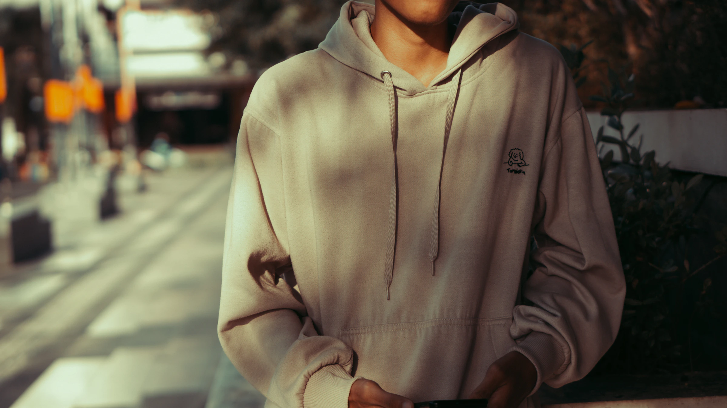 Hombre con sudadera en una calle urbana