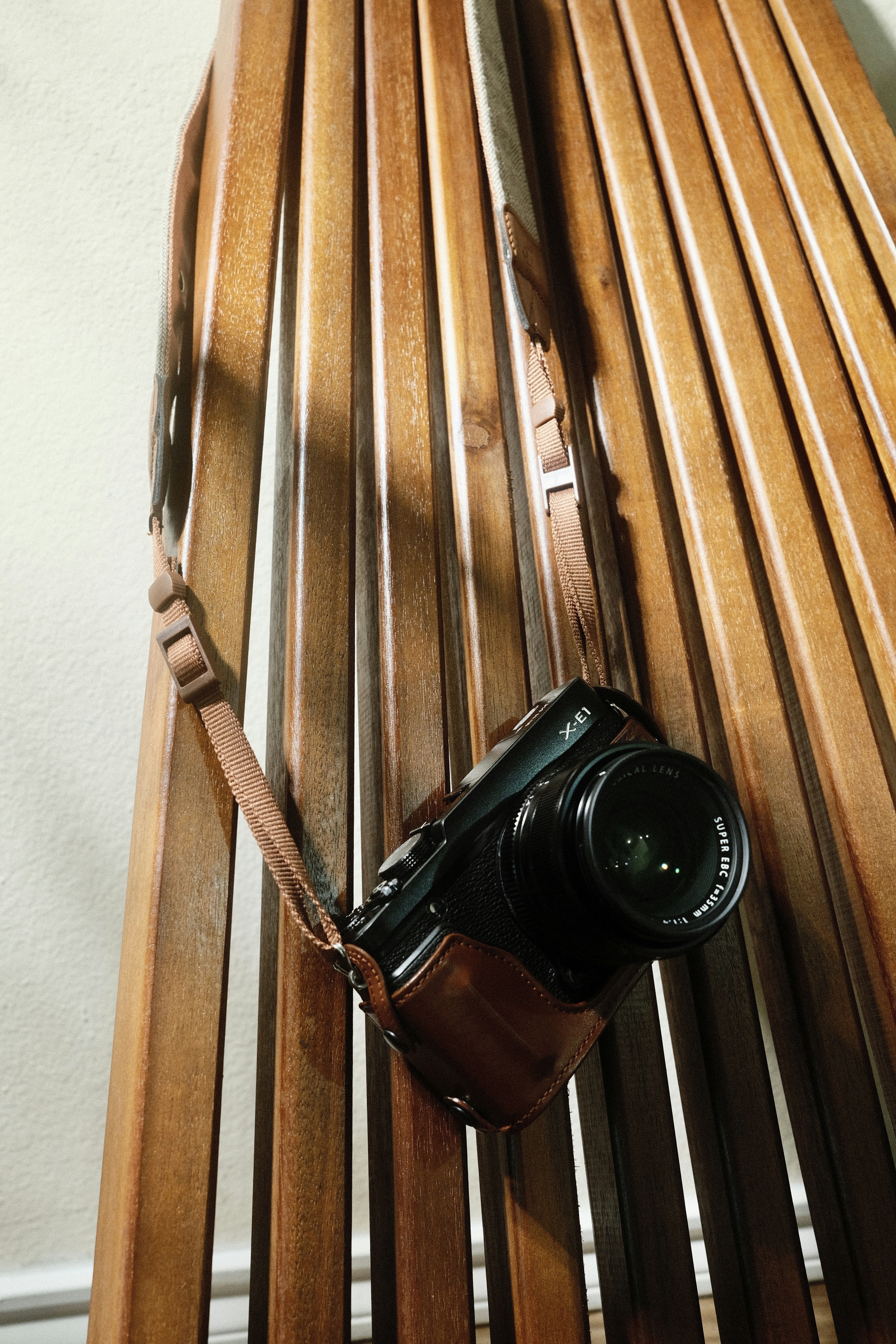 A camera sitting on top of a wooden bench photo – Free Photography ...