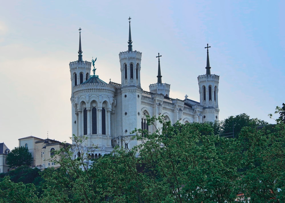 un grand bâtiment blanc surmonté de deux tours