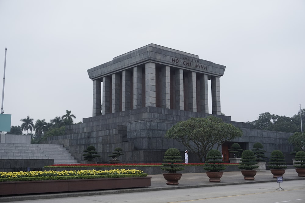 um grande edifício com um monte de plantas à sua frente