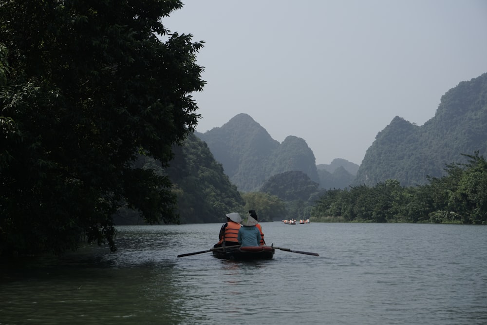uma pessoa em uma canoa remando por um rio