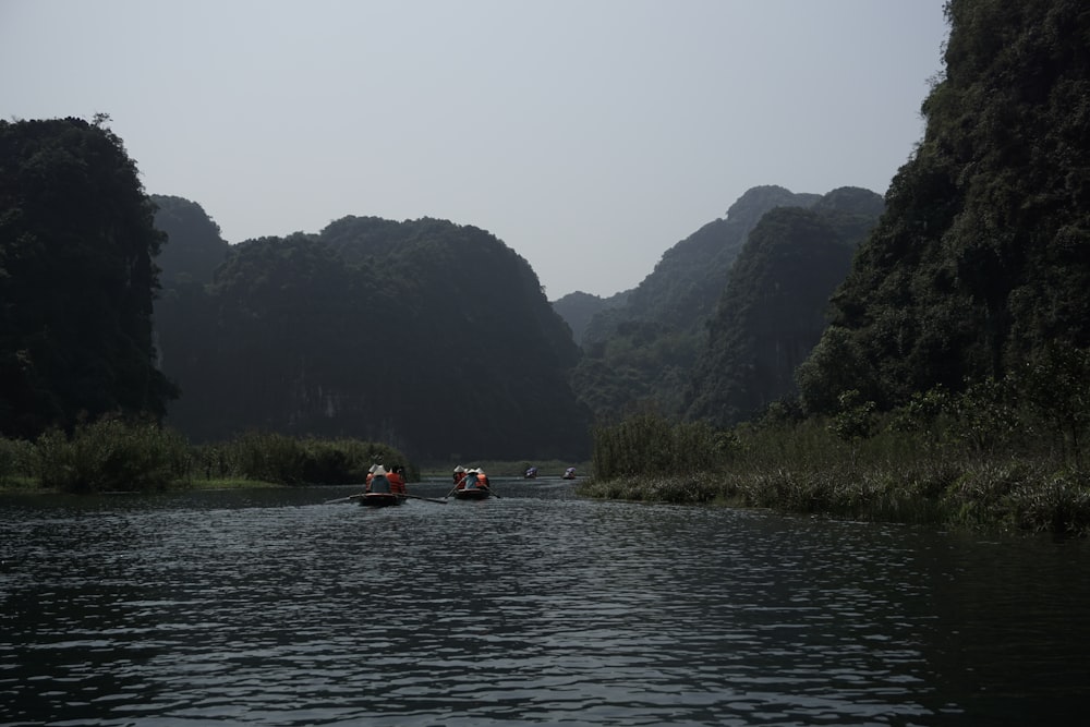 Un groupe de personnes dans de petites embarcations sur une rivière
