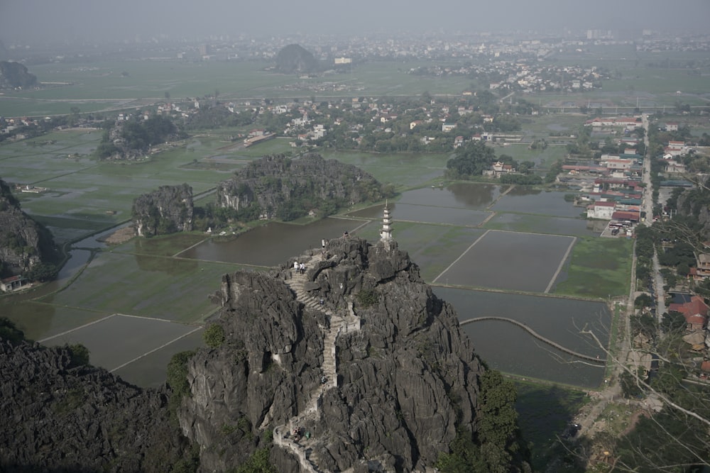 uma vista aérea de uma montanha com um castelo no topo