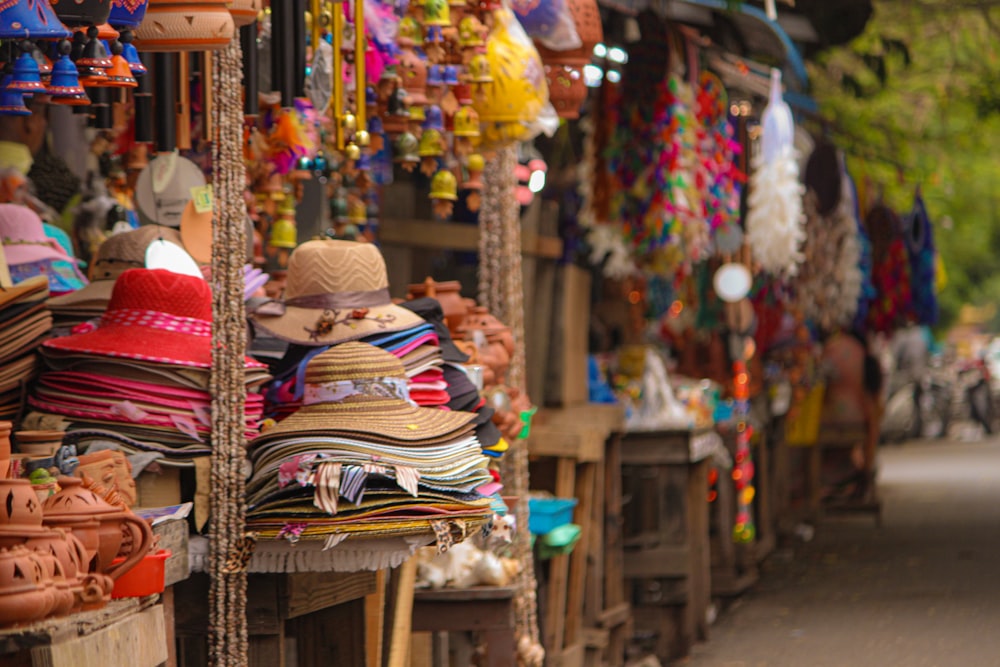 Une femme marchant dans une rue devant un marché