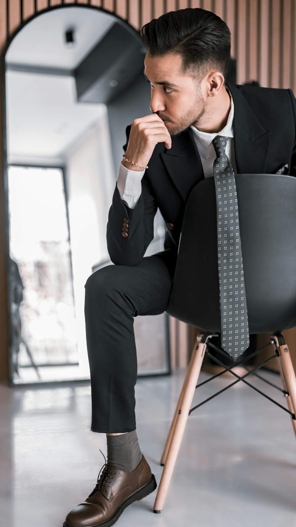 Un homme en costume-cravate assis sur une chaise photo – Photo Portrait  Gratuite sur Unsplash
