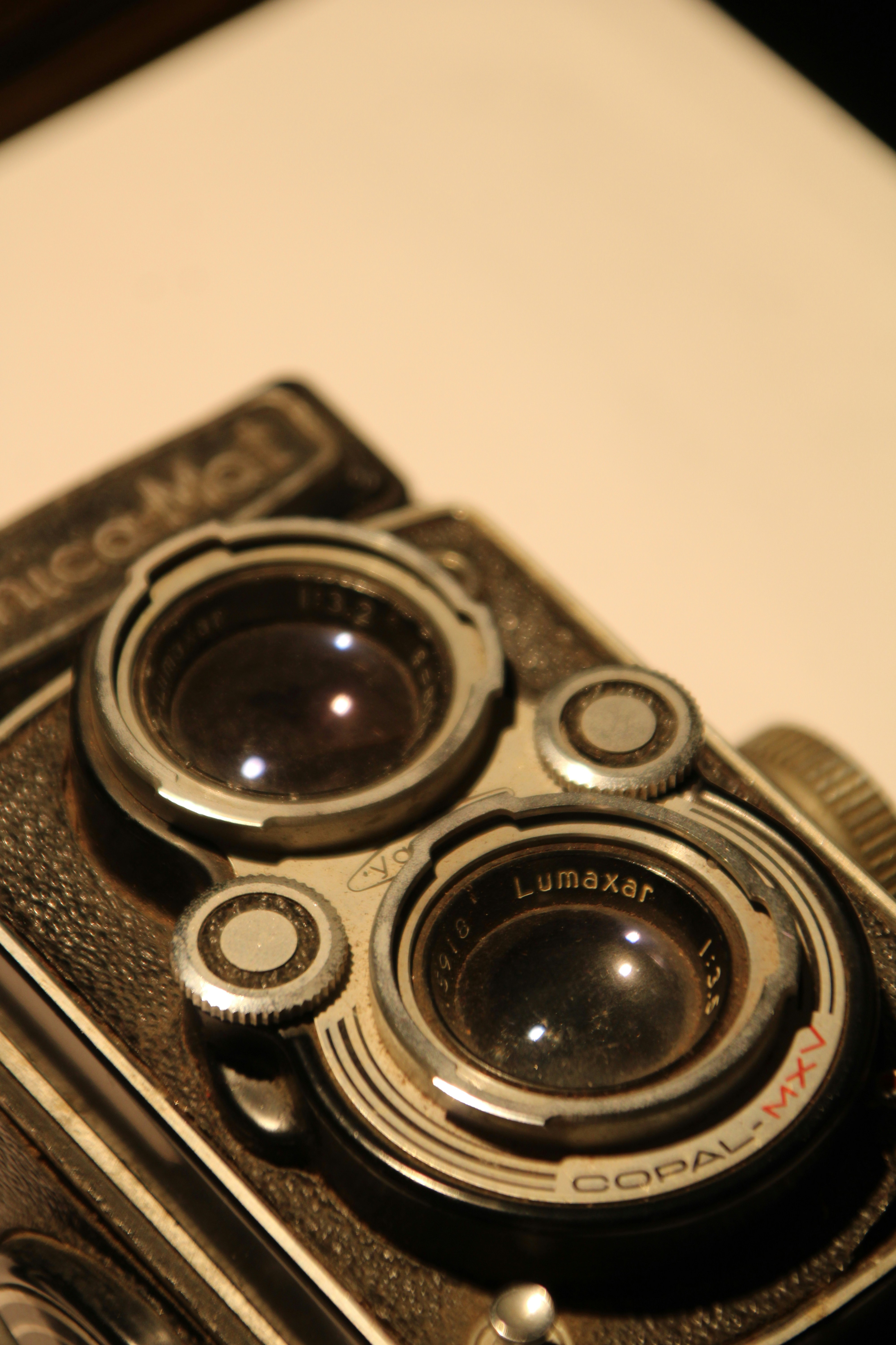 Eine Nahaufnahme einer altmodischen Kamera