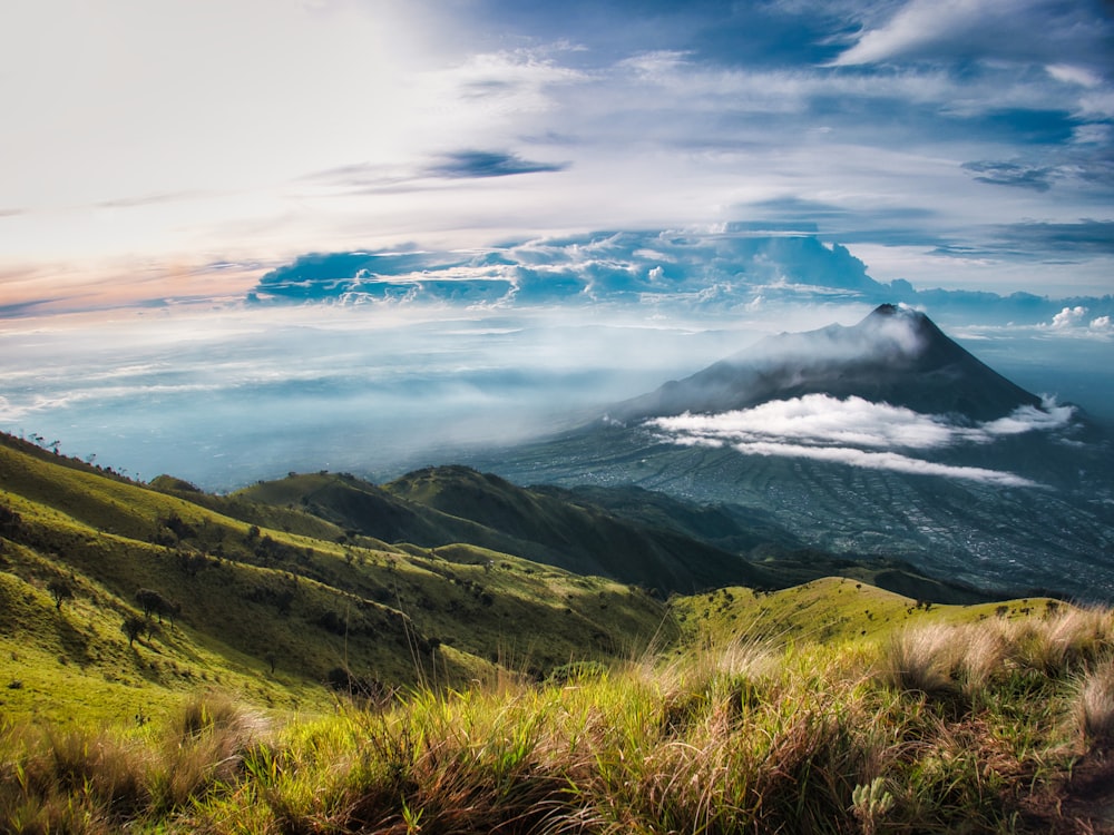 une vue d’une chaîne de montagnes avec des nuages dans le ciel