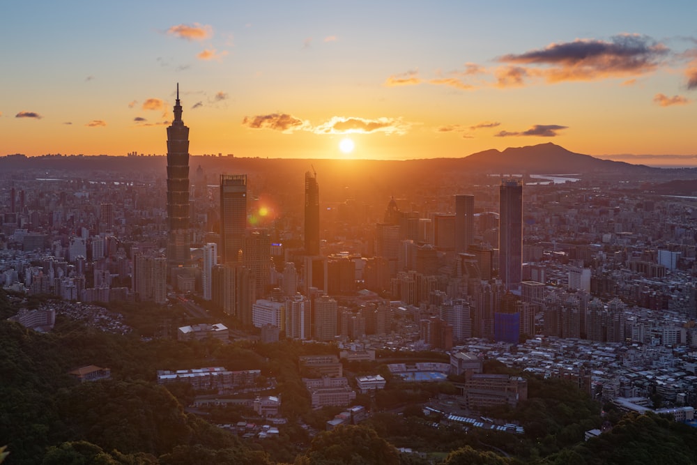 Il sole sta tramontando su una grande città