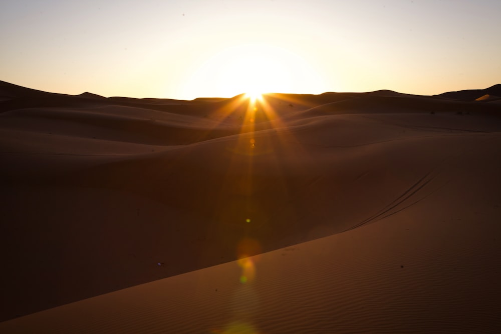 Le soleil se couche sur les dunes de sable
