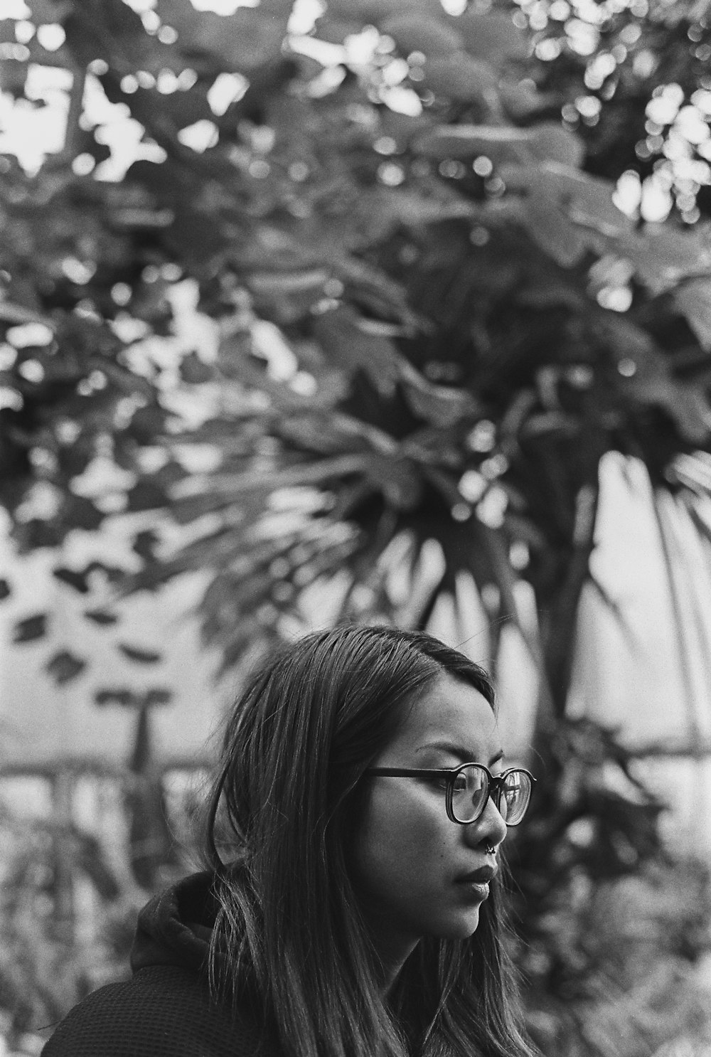 Une femme portant des lunettes détournant le regard de la caméra