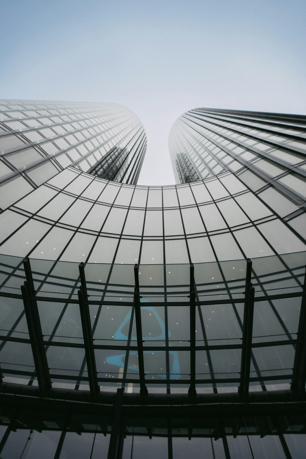 Un très grand bâtiment avec un fond de ciel