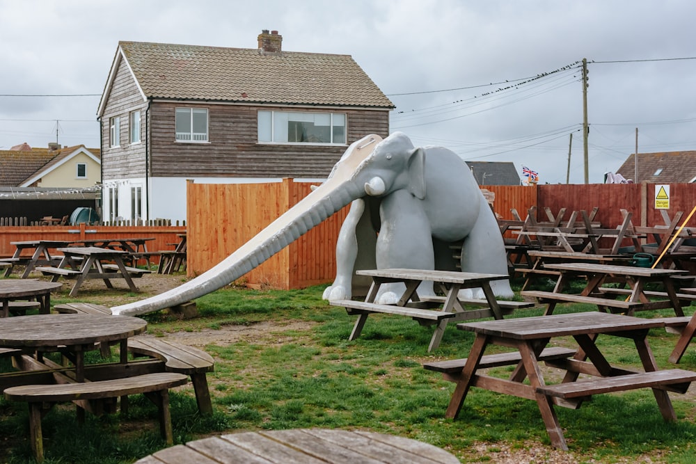 Una escultura de elefante sentada encima de una mesa de madera