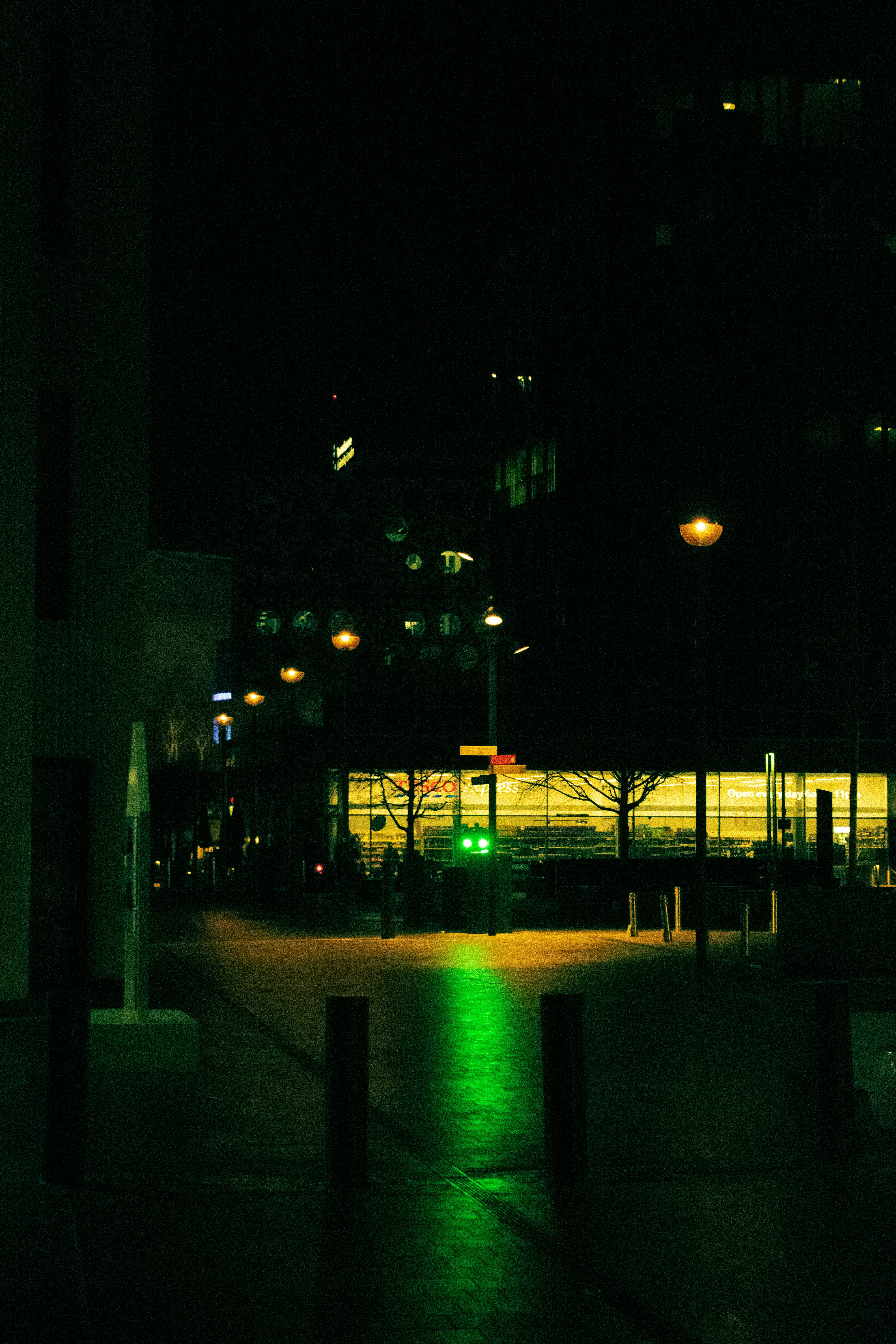 Una calle oscura de la ciudad por la noche con un semáforo verde foto –  Imagen de Ciudad gratuita en Unsplash, image size:3000x4500