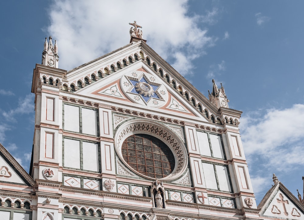 Un grande edificio bianco con una stella di David su di esso