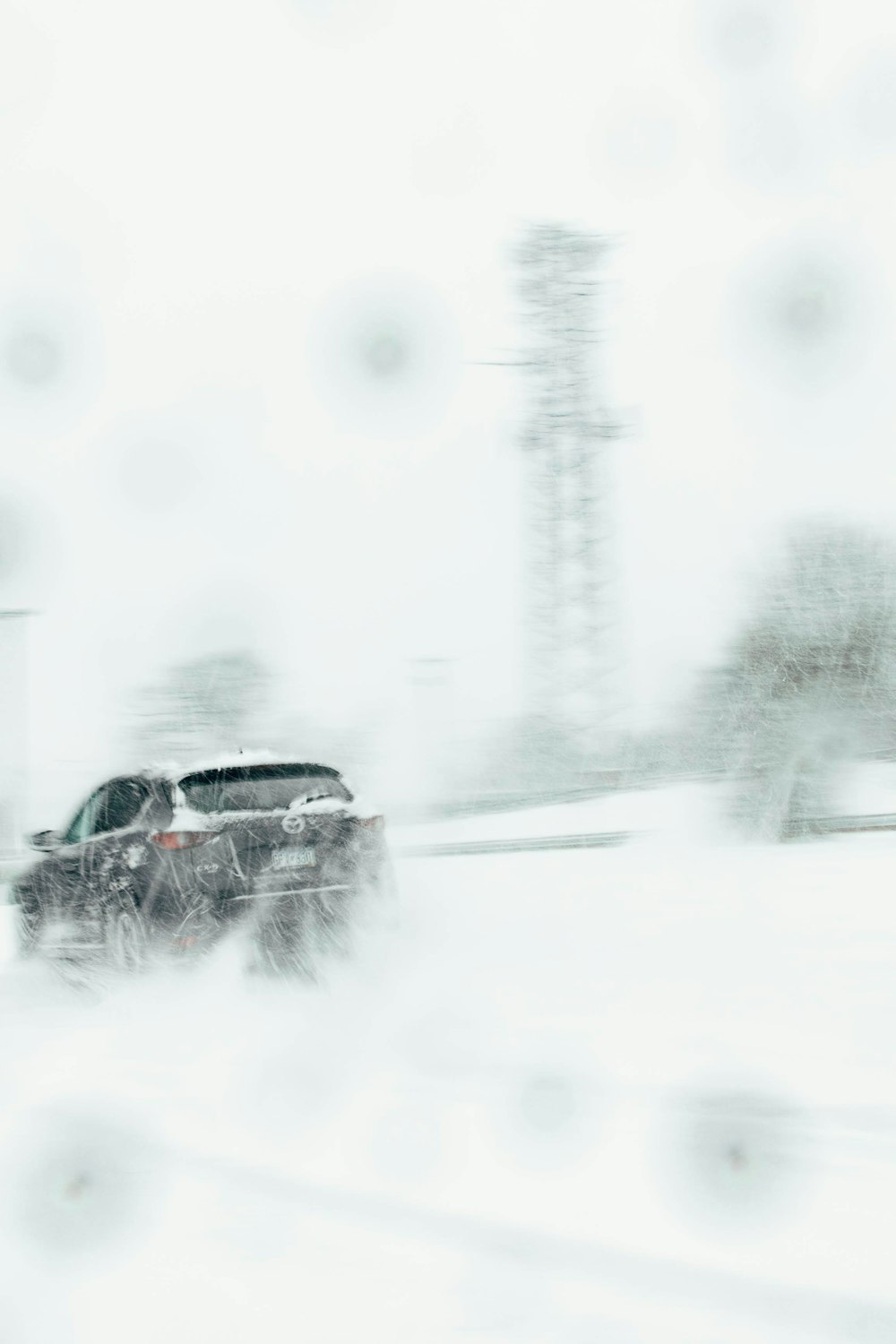 ein Auto, das eine schneebedeckte Straße hinunterfährt