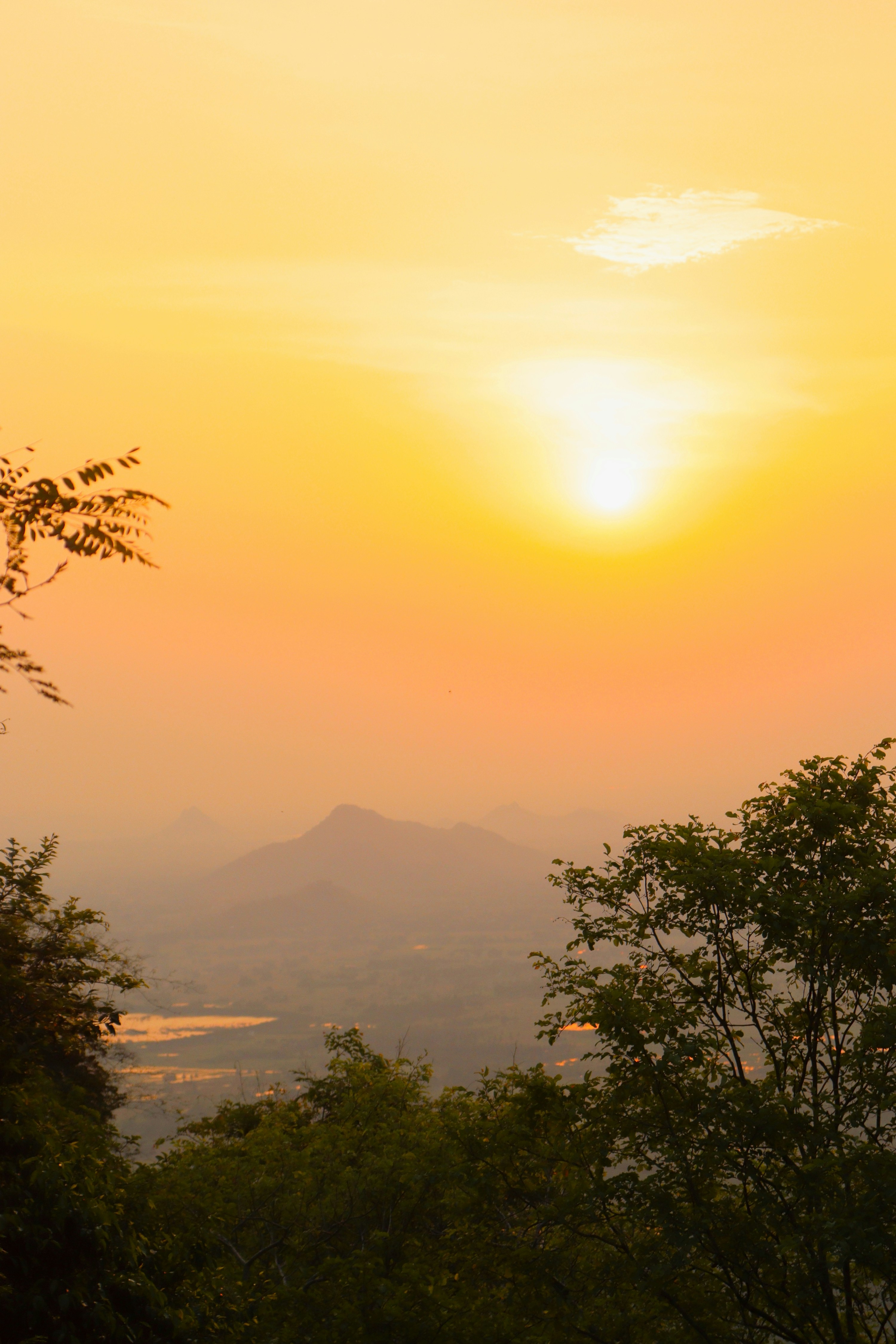 El sol se está poniendo sobre una cadena montañosa