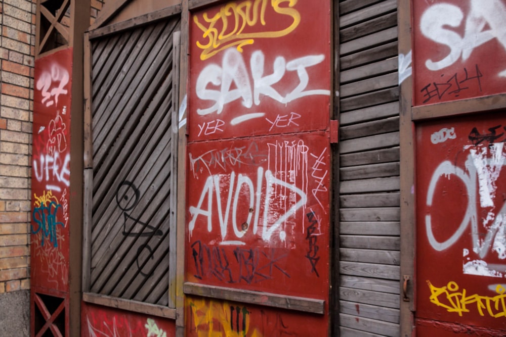 ein Haufen Graffiti an der Seite eines Gebäudes