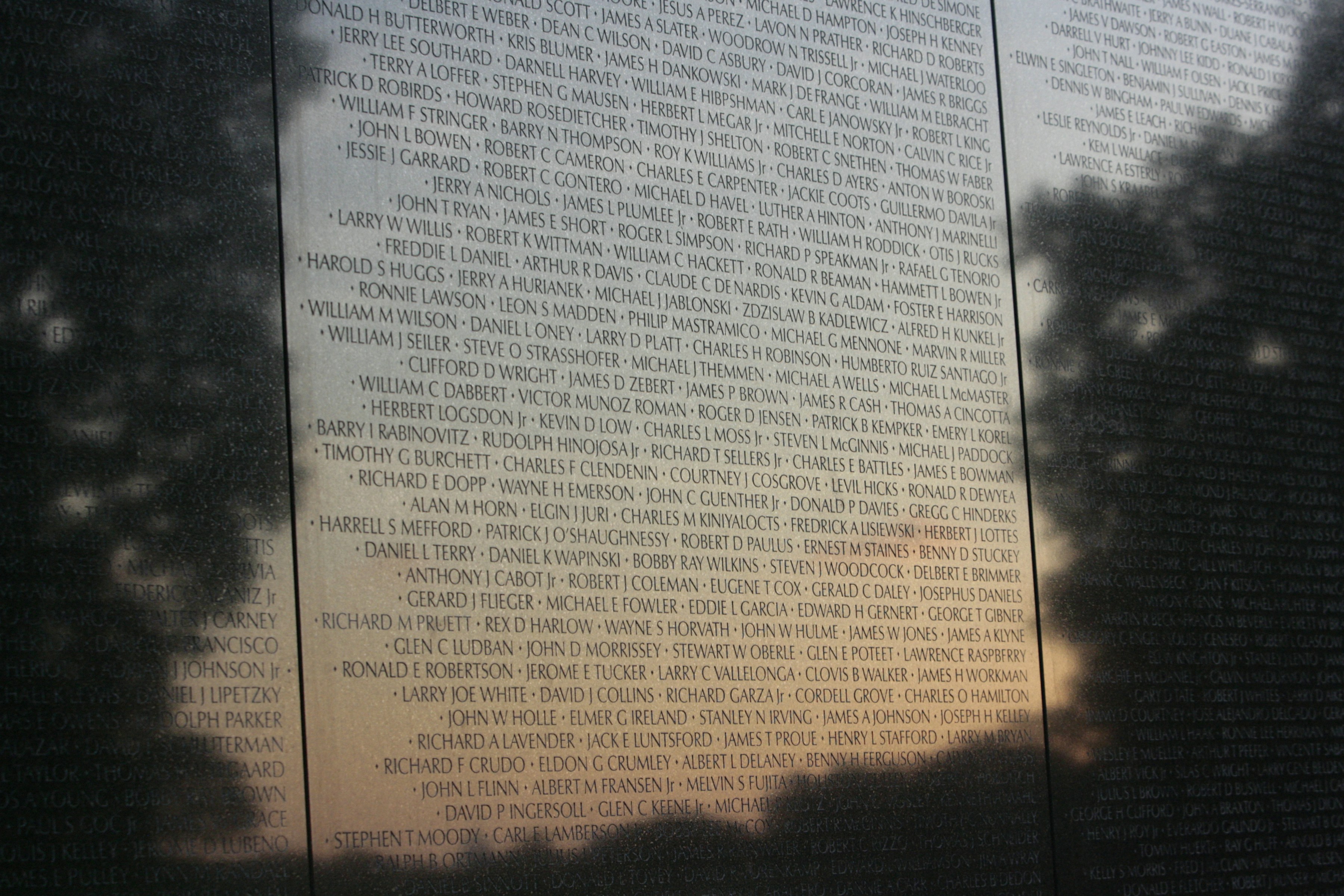 the names of the world war i veterans on a wall