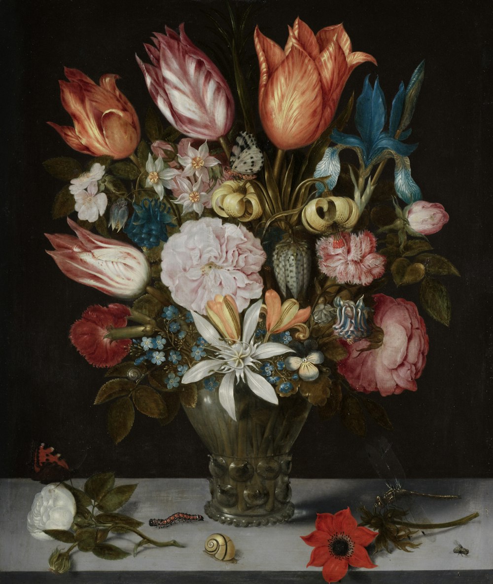 uma pintura de flores em um vaso sobre uma mesa