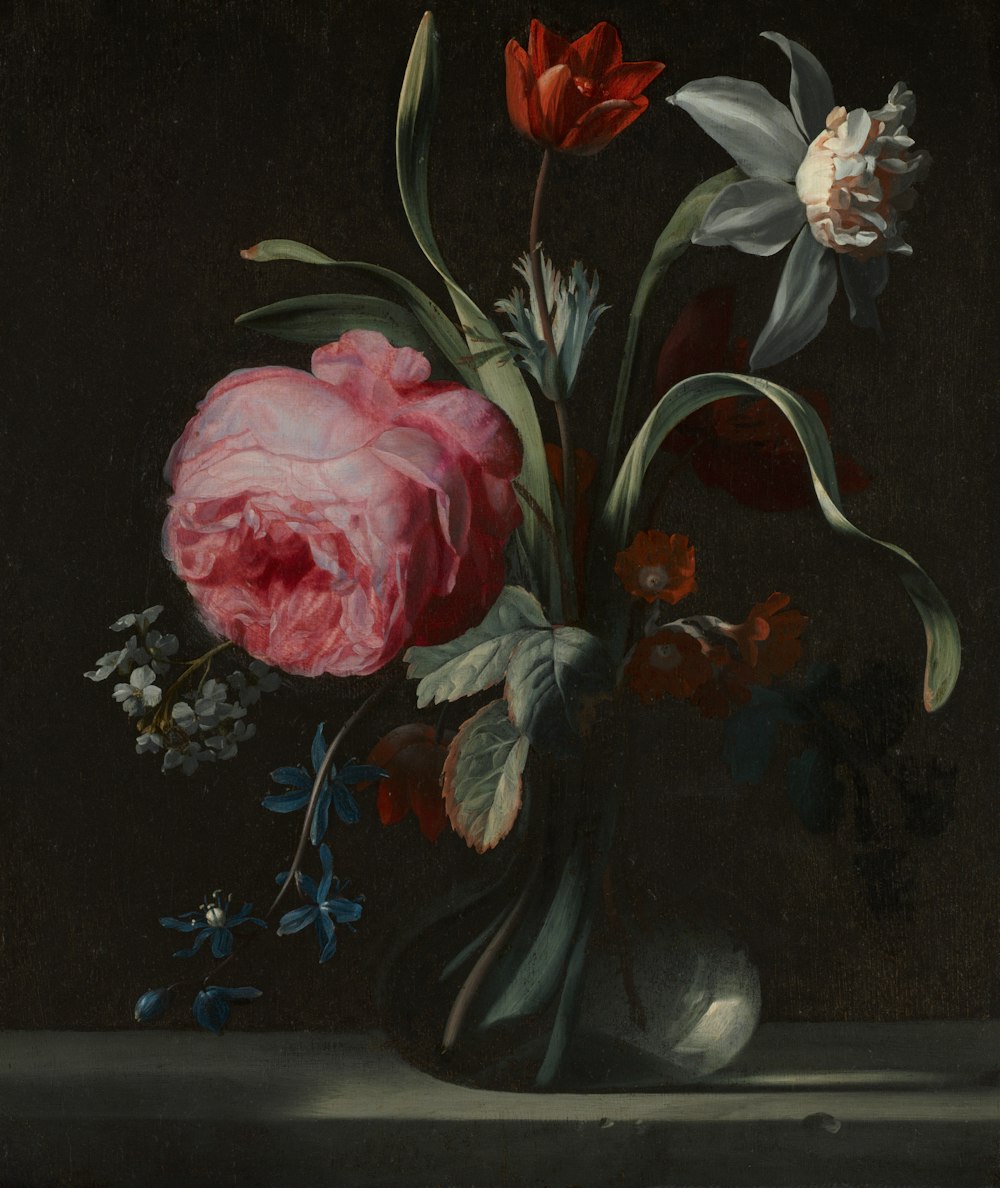 Un dipinto di fiori in un vaso su un tavolo